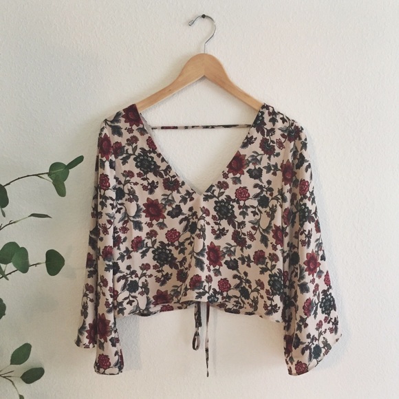 Tops - ➪ Floral bell sleeve crop top